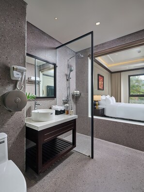 Chambre Double Standard | Salle de bain | Baignoire et douche séparées, articles de toilette gratuits