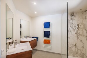 Dusche, Whirlpool, Haartrockner, Handtücher