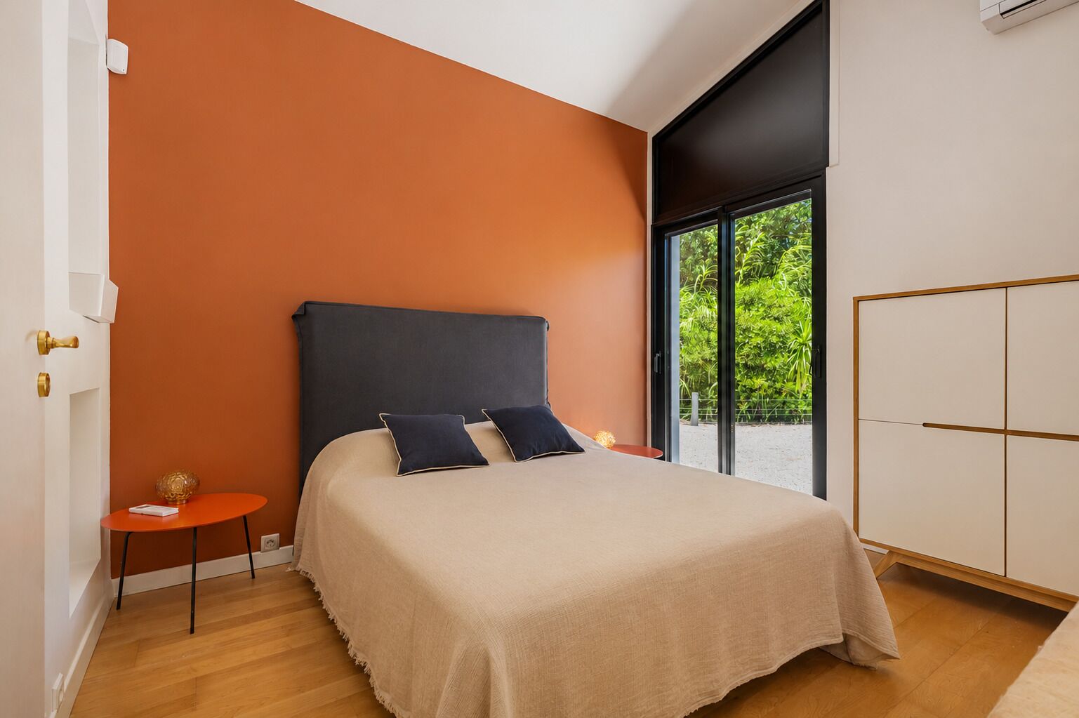 4 slaapkamers, een strijkplank/strijkijzer, reisbedje, gratis wifi