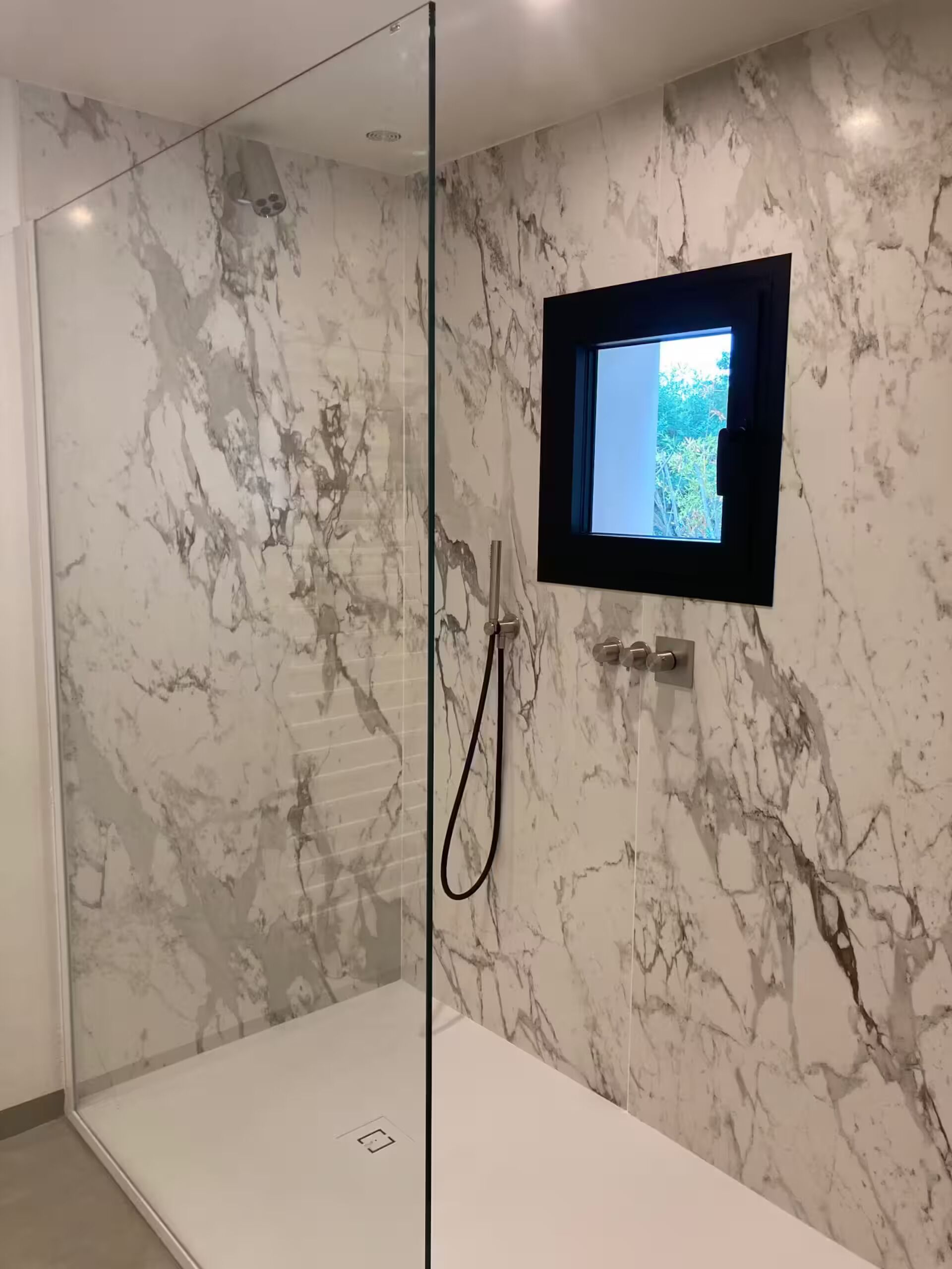 Dusche, Whirlpool, Haartrockner, Handtücher