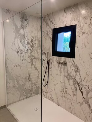 Shower, jetted bath, hair dryer, towels