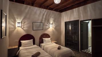 Habitació doble o amb dos llits individuals Comfort, balcó | Roba de llit d'alta qualitat i matalassos d'escuma viscoelàstica