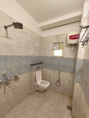Tweepersoonskamer | Badkamer | Een douche, pantoffels, zeep, shampoo