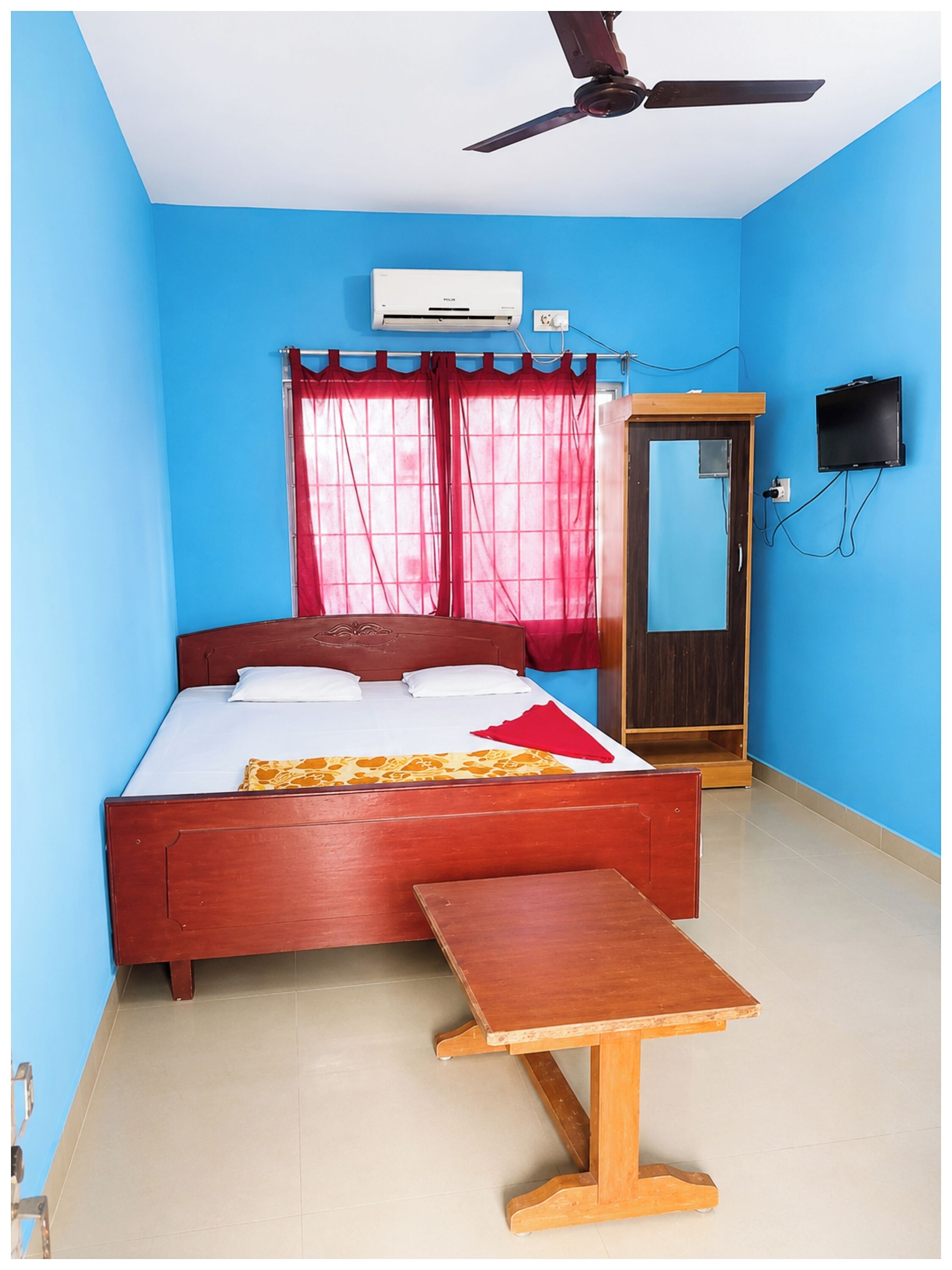 Hypo-allergenic bedding, desk, soundproofing, free WiFi