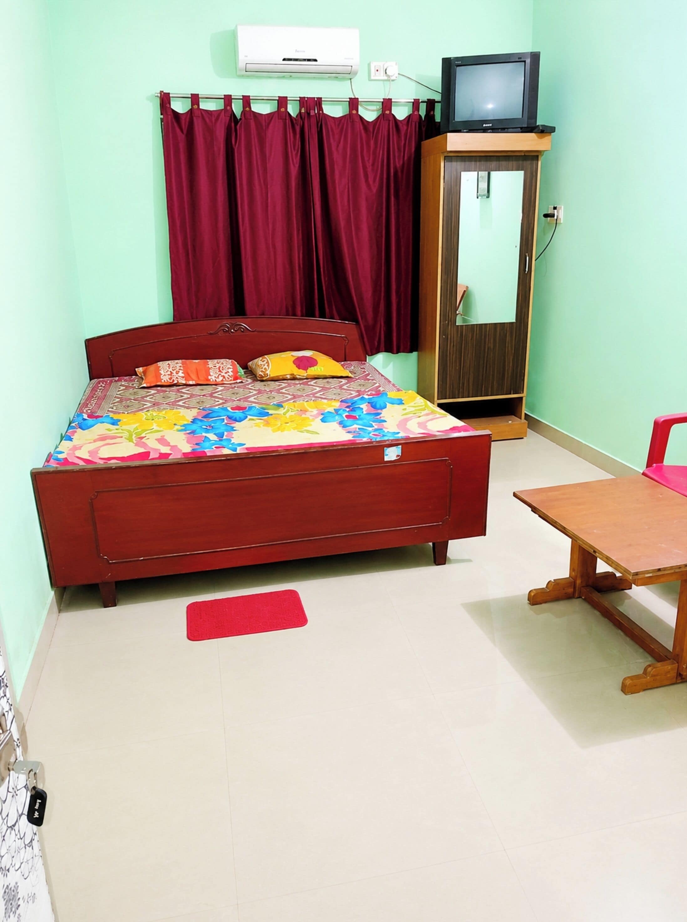 Hypo-allergenic bedding, desk, soundproofing, free WiFi