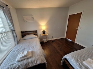 3 habitaciones, tabla de planchar con plancha, wifi y ropa de cama