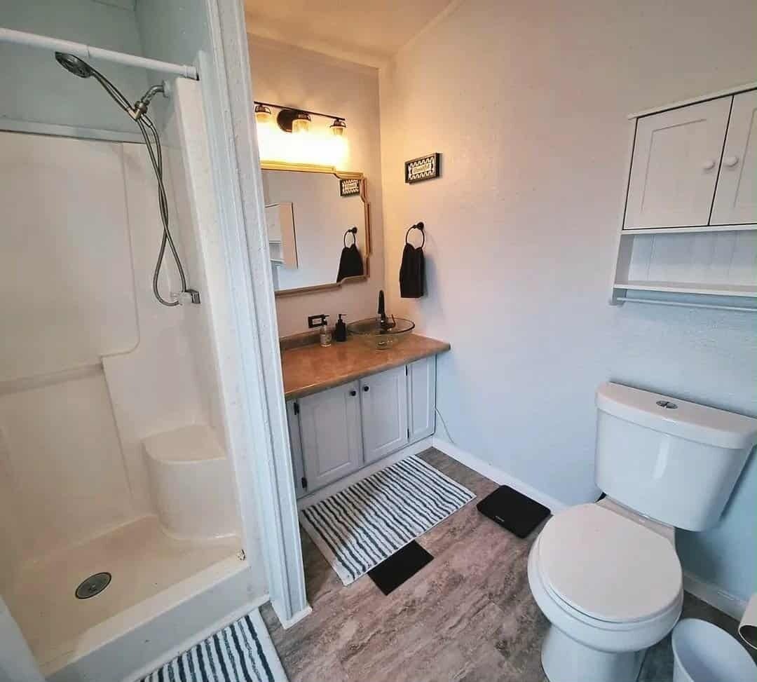 Dusj, hårføner, håndklær og såpe