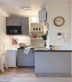 Fridge, microwave, stovetop, coffee/tea maker - Casa Caterina - in the heart of Porta Venezia (Milano)