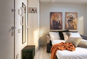 Tabla de planchar con plancha, wifi y ropa de cama 