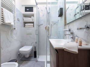 Shower, hair dryer, towels, shampoo - Casa Caterina - in the heart of Porta Venezia (Milano)