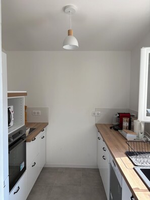Réfrigérateur, four à micro-ondes, un four, surface de cuisson