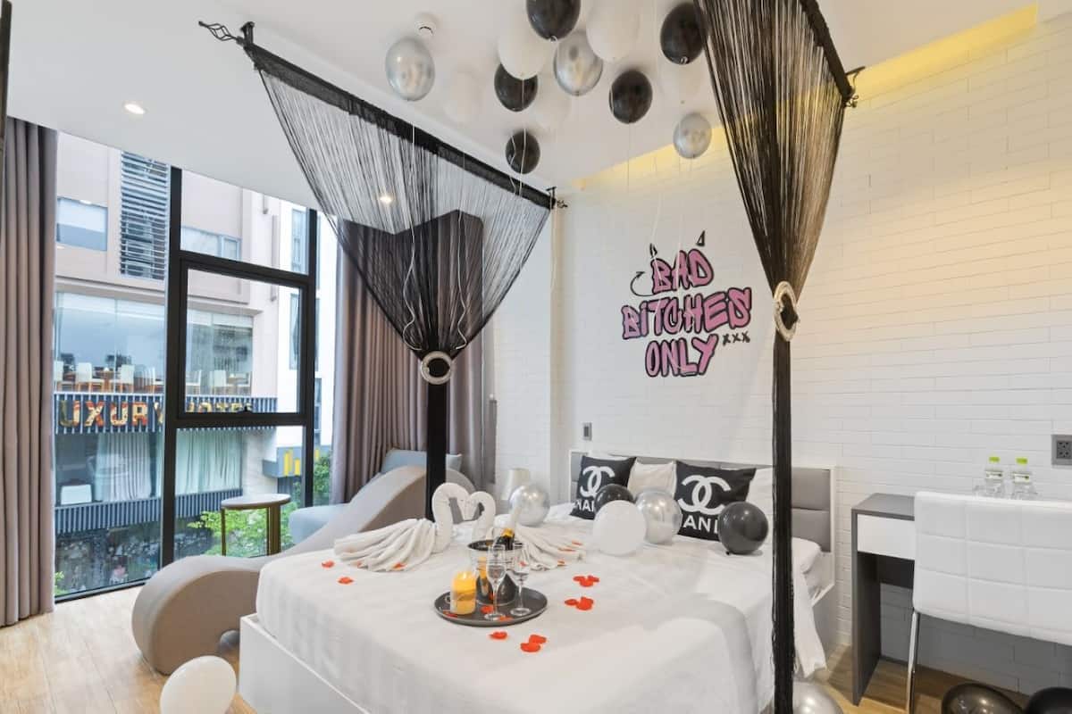 Premier Room City View | Bàn, truy cập Internet không dây miễn phí, bộ trải giường