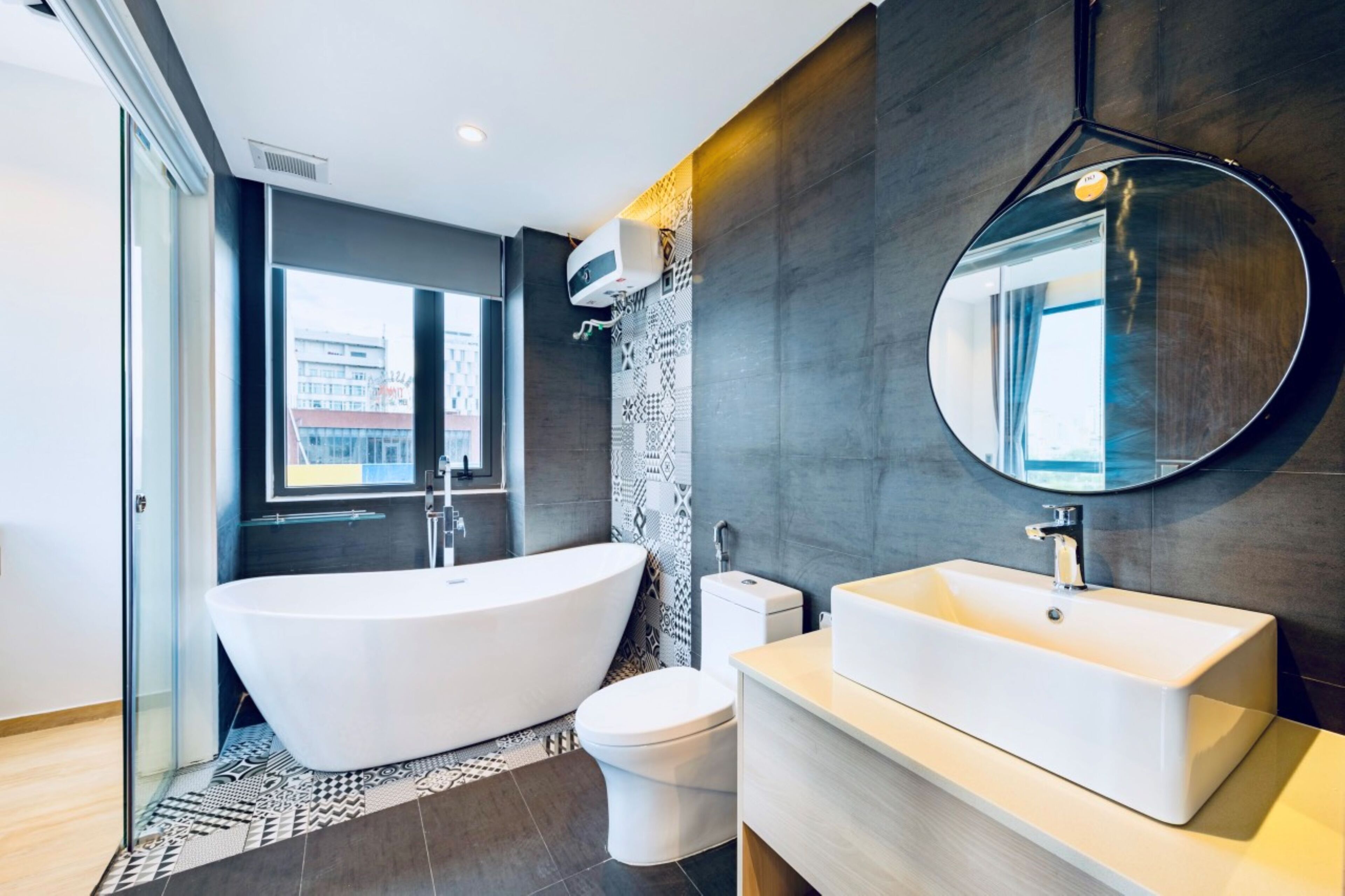 Bathtub, free toiletries, hair dryer, towels