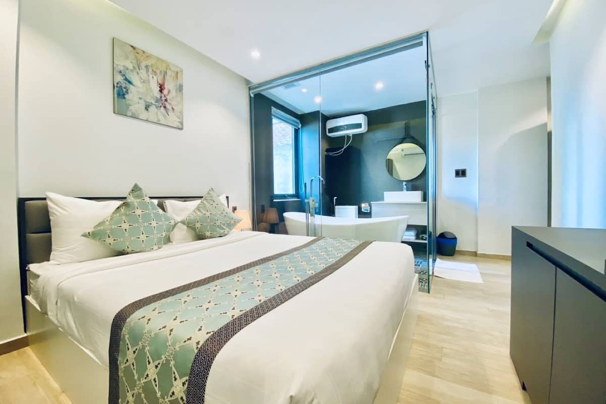 Deluxe Room With Bathtub | Bàn, truy cập Internet không dây miễn phí, bộ trải giường