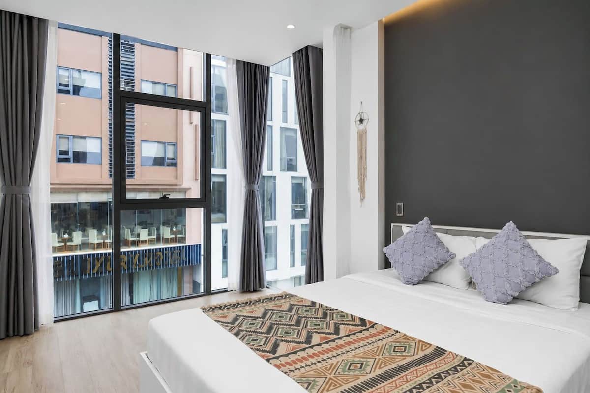 Premier Room City View | Työpöytä, ilmainen Wi-Fi, vuodevaatteet, pääsy pyörätuolilla