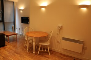 Dining - Anlaby Studio Apartments (London)