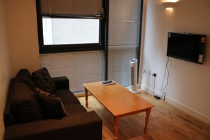 Living area - Anlaby Studio Apartments (London)