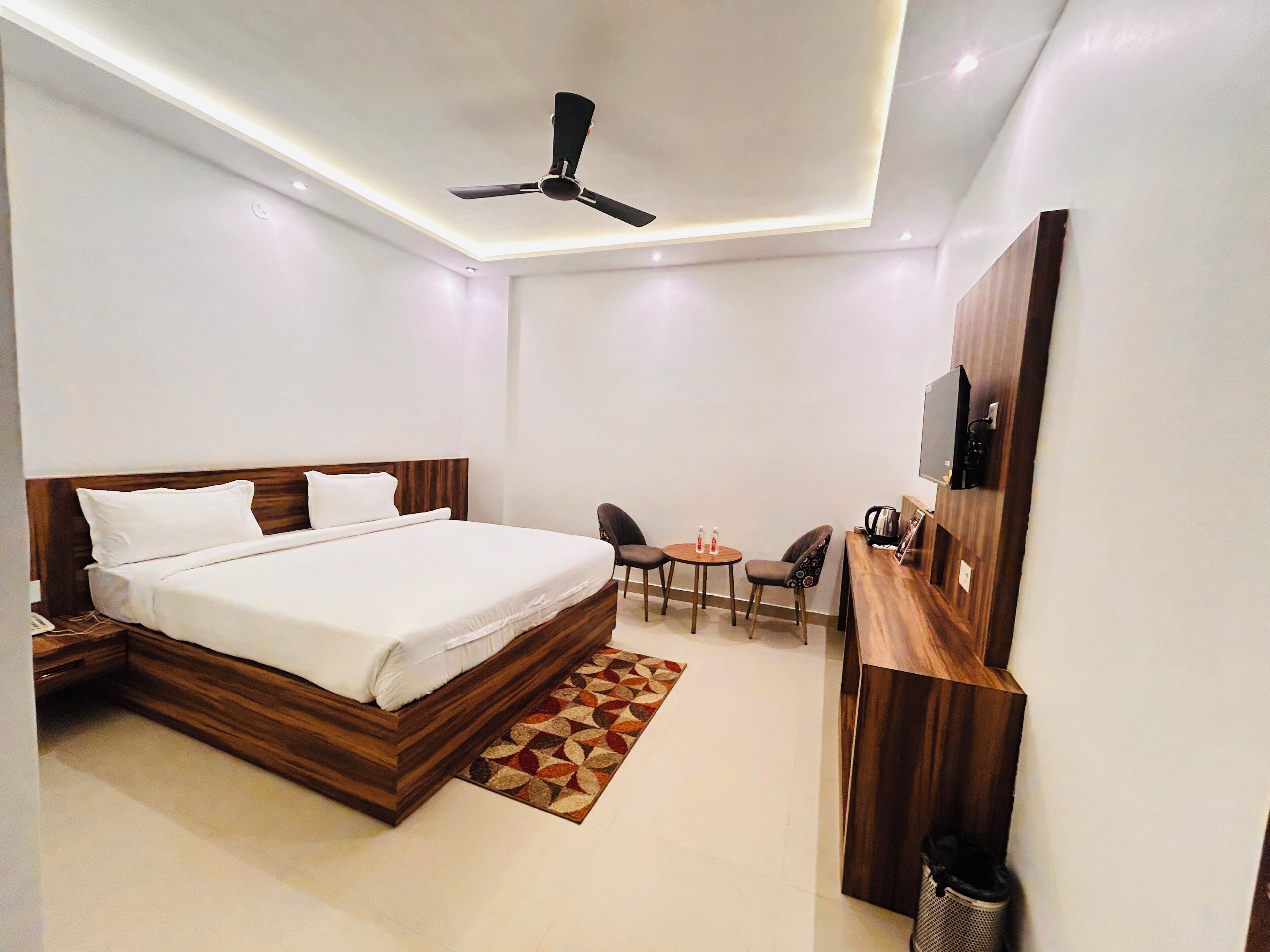 Habitación doble Deluxe, vista a la ciudad | Escritorio y wifi gratis 