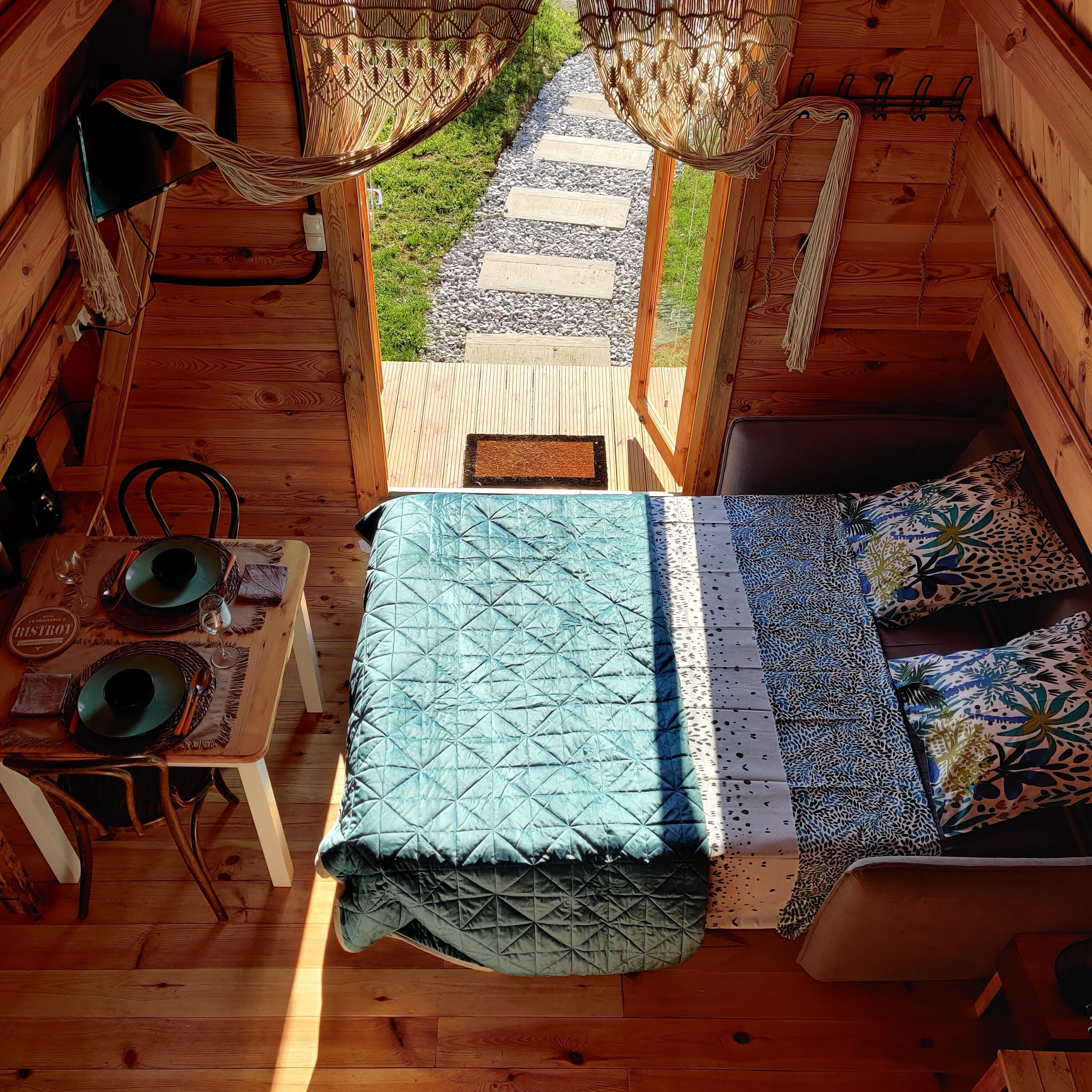 WiFi, bed sheets
