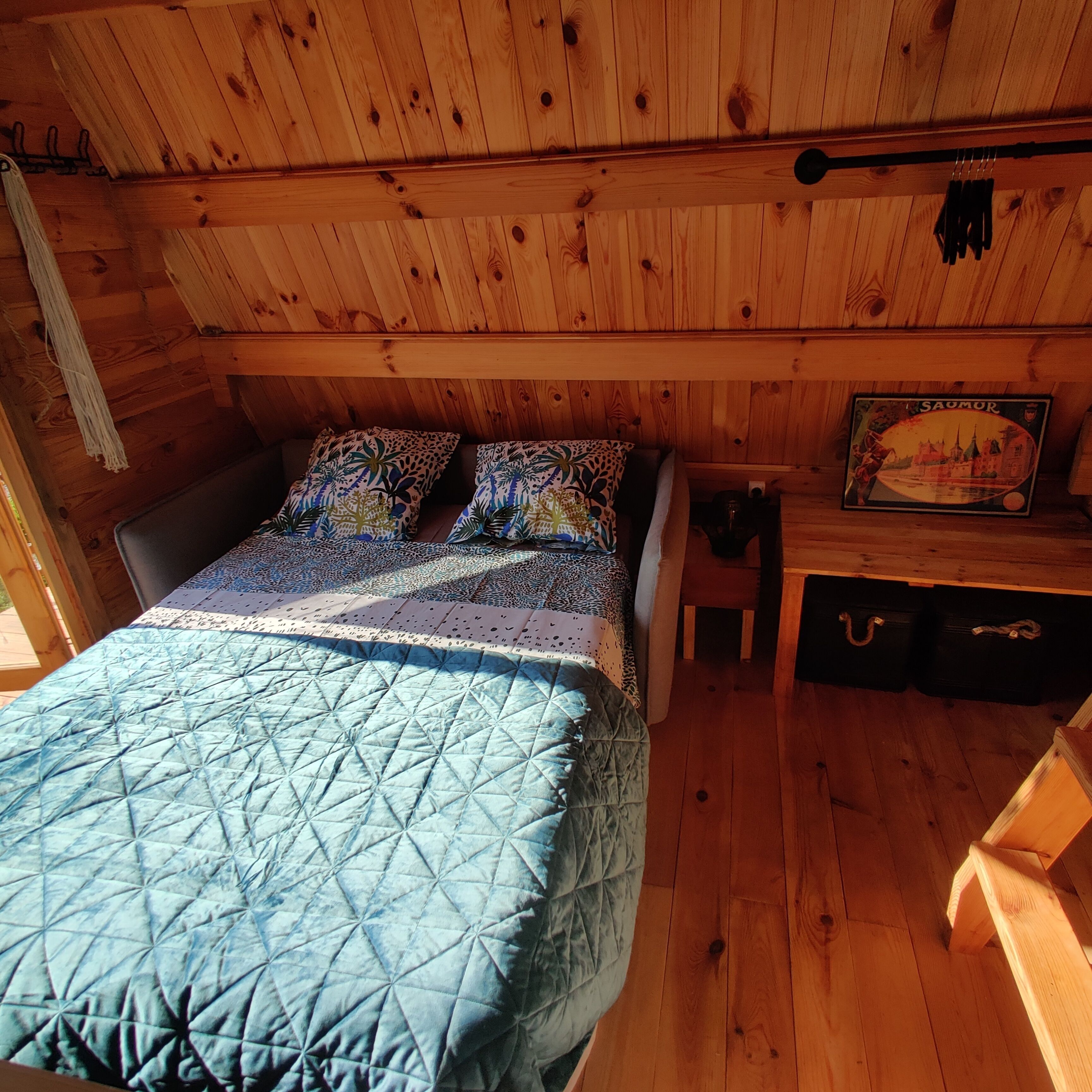 WiFi, bed sheets