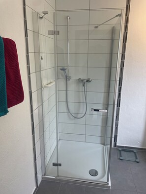 Shower, towels, soap, toilet paper - Vrbo Property (Bad Breisig)