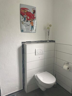 Douche, serviettes fournies, savon, papier toilette