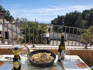 Outdoor dining - House in Santa Cesarea Terme with sea view terrace (Santa Cesarea Terme)