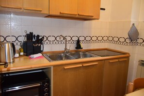 Fridge, oven, stovetop, coffee/tea maker - Hedgehog Den (Maggio)