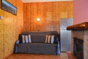 Interior - Hedgehog Den (Maggio)