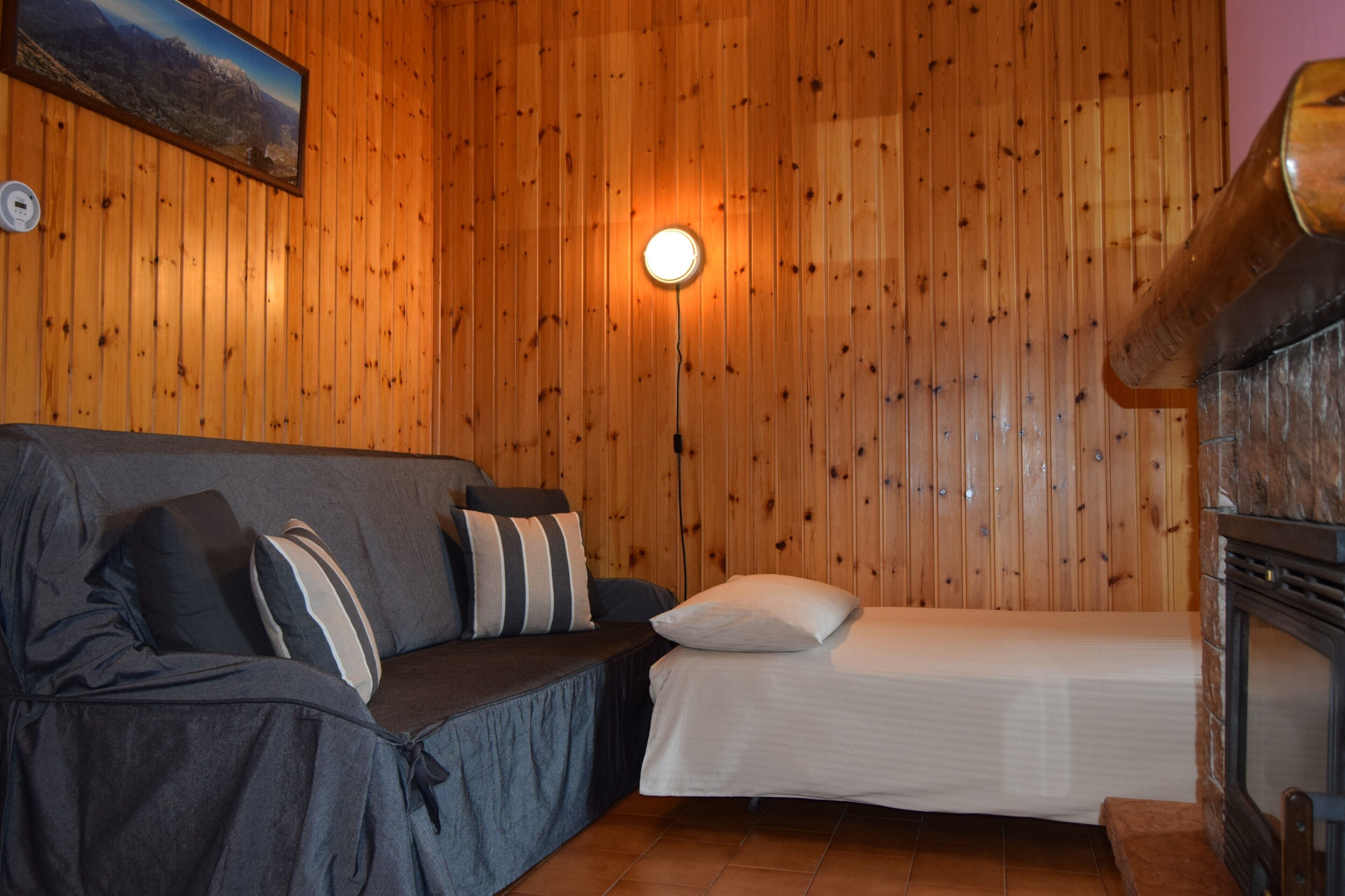 Tabla de planchar con plancha, wifi gratis y ropa de cama 
