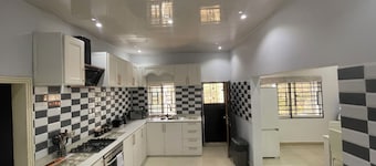 Havillah Court. Cosy Hill Top Residence. AC. WIFI. Solar.