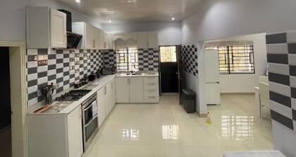 Havillah Court. Cosy Hill Top Residence. AC. WIFI. Solar.
