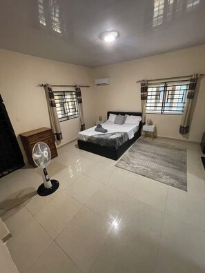 Iron/ironing board, WiFi, bed sheets - Havillah Court. Cosy Hill Top Residence. AC. WIFI. Solar. (Freetown)