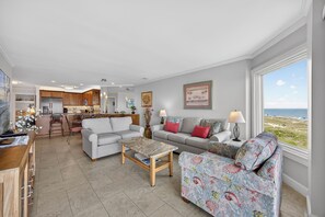 TV - New Listing Luxury Oceanfront 2 BR Sea Cloisters Beach & Bike Rentals Included (Hilton Head Island)