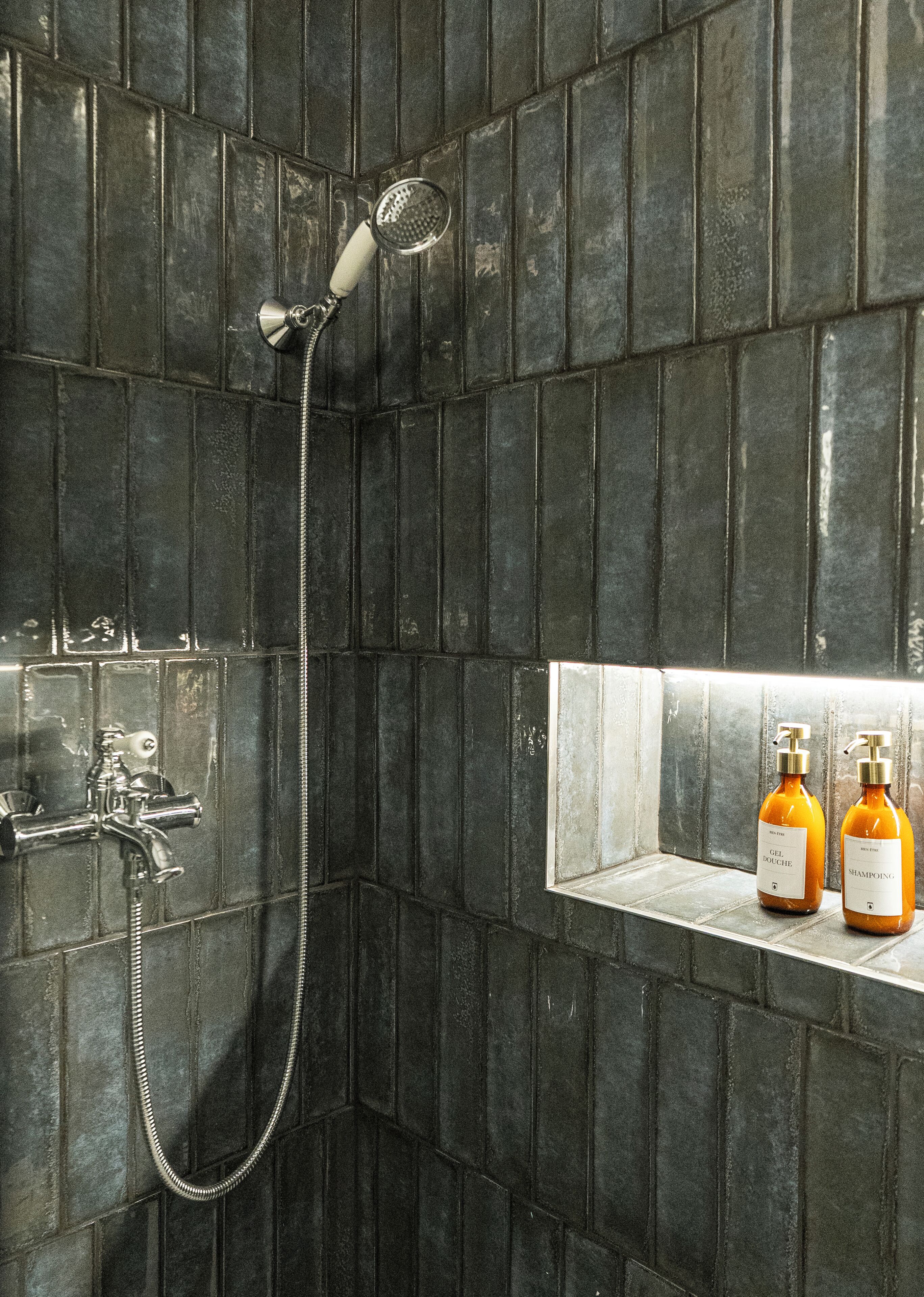 Sèche-cheveux, bidet, serviettes fournies, savon