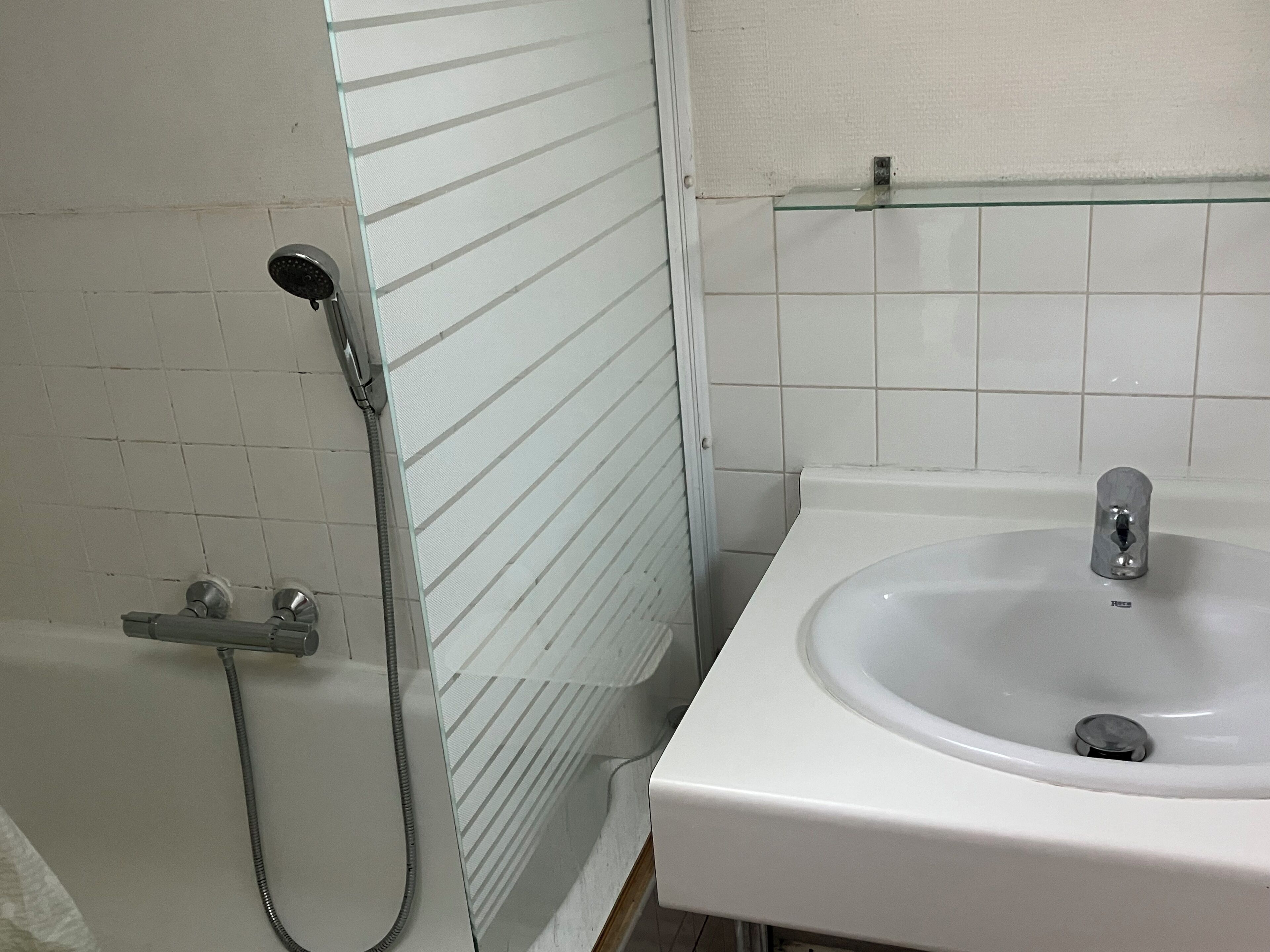 Serviettes fournies, papier toilette