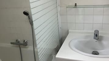 Serviettes fournies, papier toilette