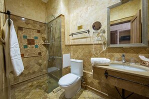 Kamar Double Standar | Kamar mandi | Perlengkapan mandi gratis, pengering rambut, handuk, dan sabun
