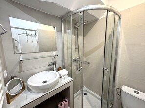 Shower, hair dryer, towels - Espace Barillerie 12 - Old Town (Nice)