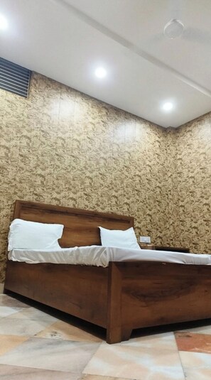 Quarto quádruplo luxo, ar-condicionado | Roupas de cama antialérgicas, escrivaninha, quartos à prova de som
