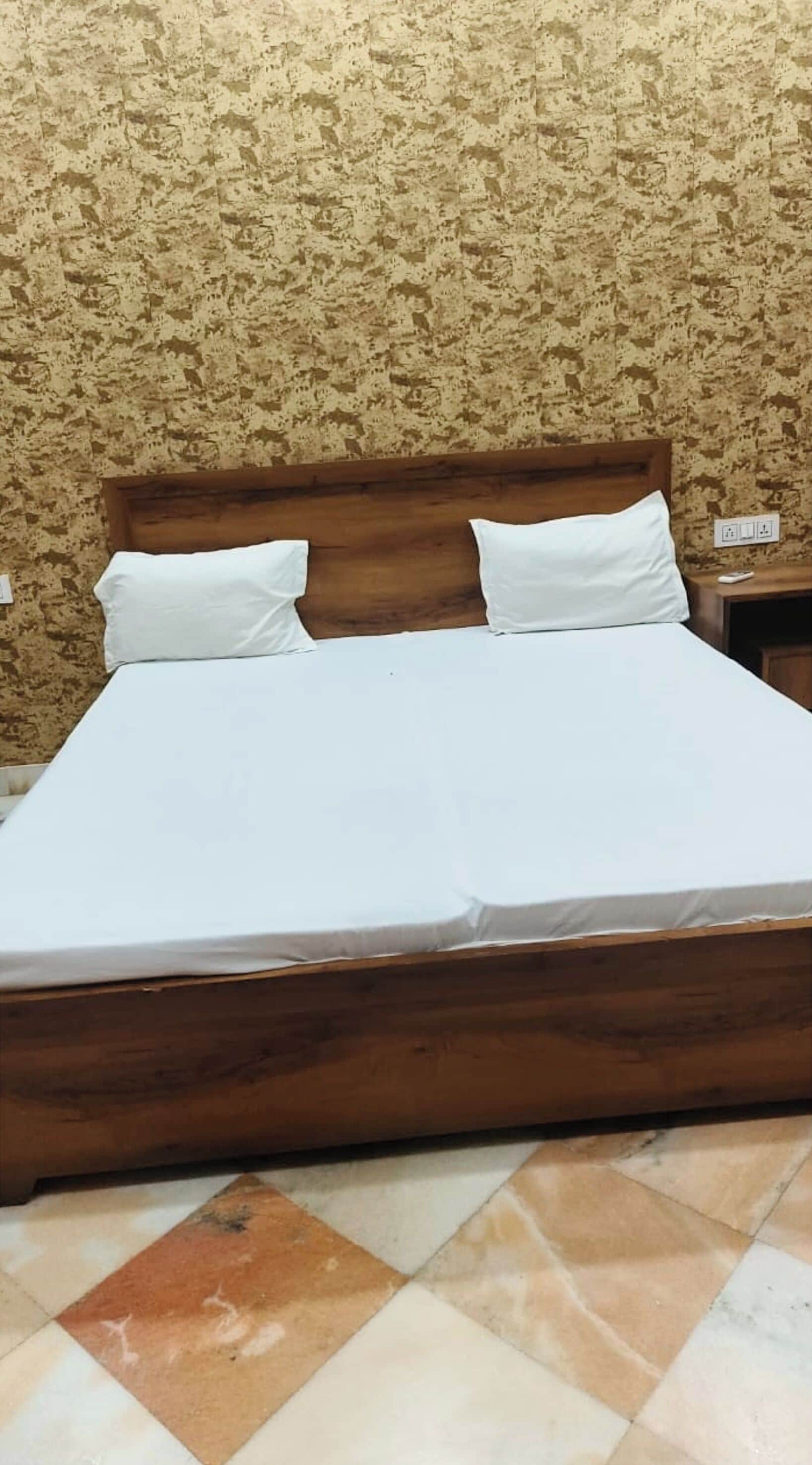 Deluxe Double Room, Air conditioning | Hypo-allergenic bedding, desk, soundproofing, free WiFi