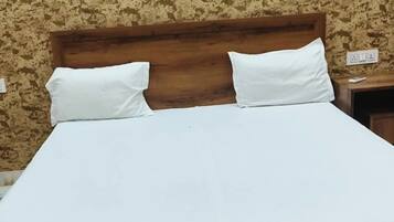Deluxe Double Room, Air conditioning | Hypo-allergenic bedding, desk, soundproofing, free WiFi