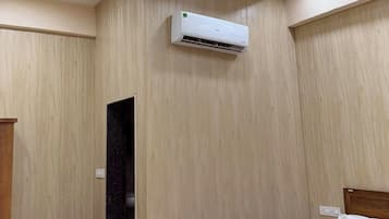 ملاءات للفراش لا تسبب الحساسية ومكتب وتجهيزات عازلة للصوت