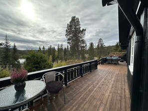Outdoor dining - Cozy family cabin with sauna! Pets are allowed, up to 13 beds. (Buskerud)
