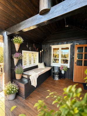A cozy cabin with a built-in bench, wooden floors, and a window with a view. - Cozy family cabin with sauna! Pets are allowed, up to 13 beds. (Buskerud)