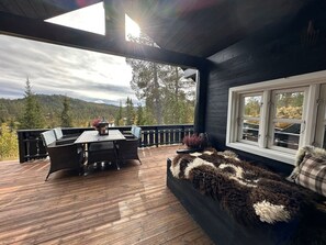 Outdoor dining - Cozy family cabin with sauna! Pets are allowed, up to 13 beds. (Buskerud)