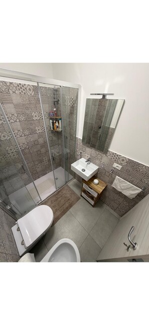 Douche, sèche-cheveux, bidet, serviettes fournies