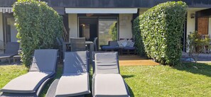 Outdoor dining - Charmant studio au bord du lac avec sa terrasse et sa vue sur les montagnes (Duingt)