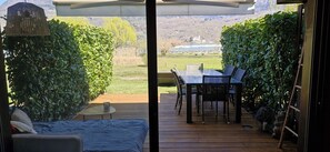Outdoor dining - Charmant studio au bord du lac avec sa terrasse et sa vue sur les montagnes (Duingt)