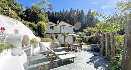 Amazing 4bedroom dog/family friendly lodge with hottub/fire bowl in Cornish wood